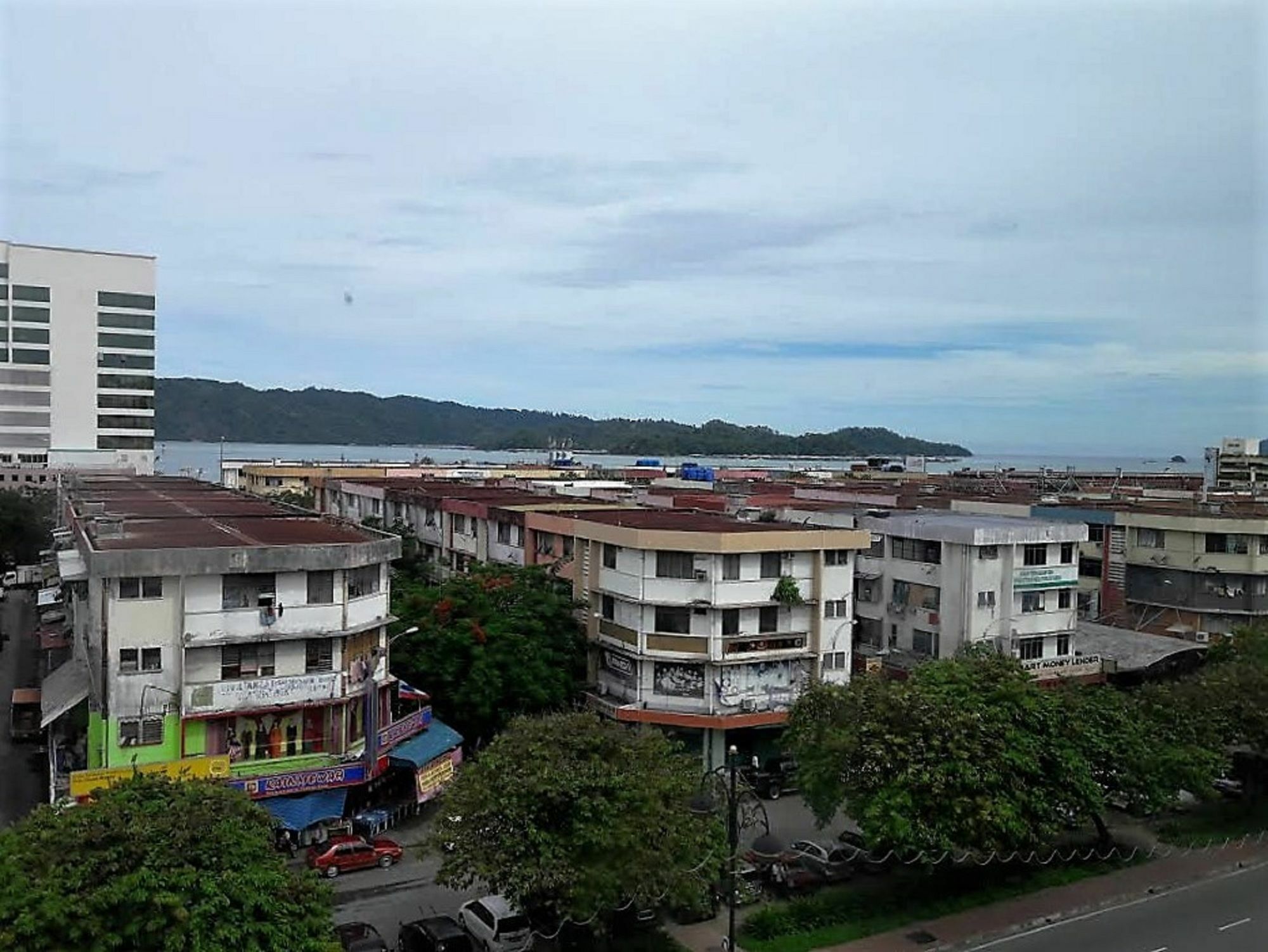 Oyo 216 La Viva Hotel Kota Kinabalu Exterior photo